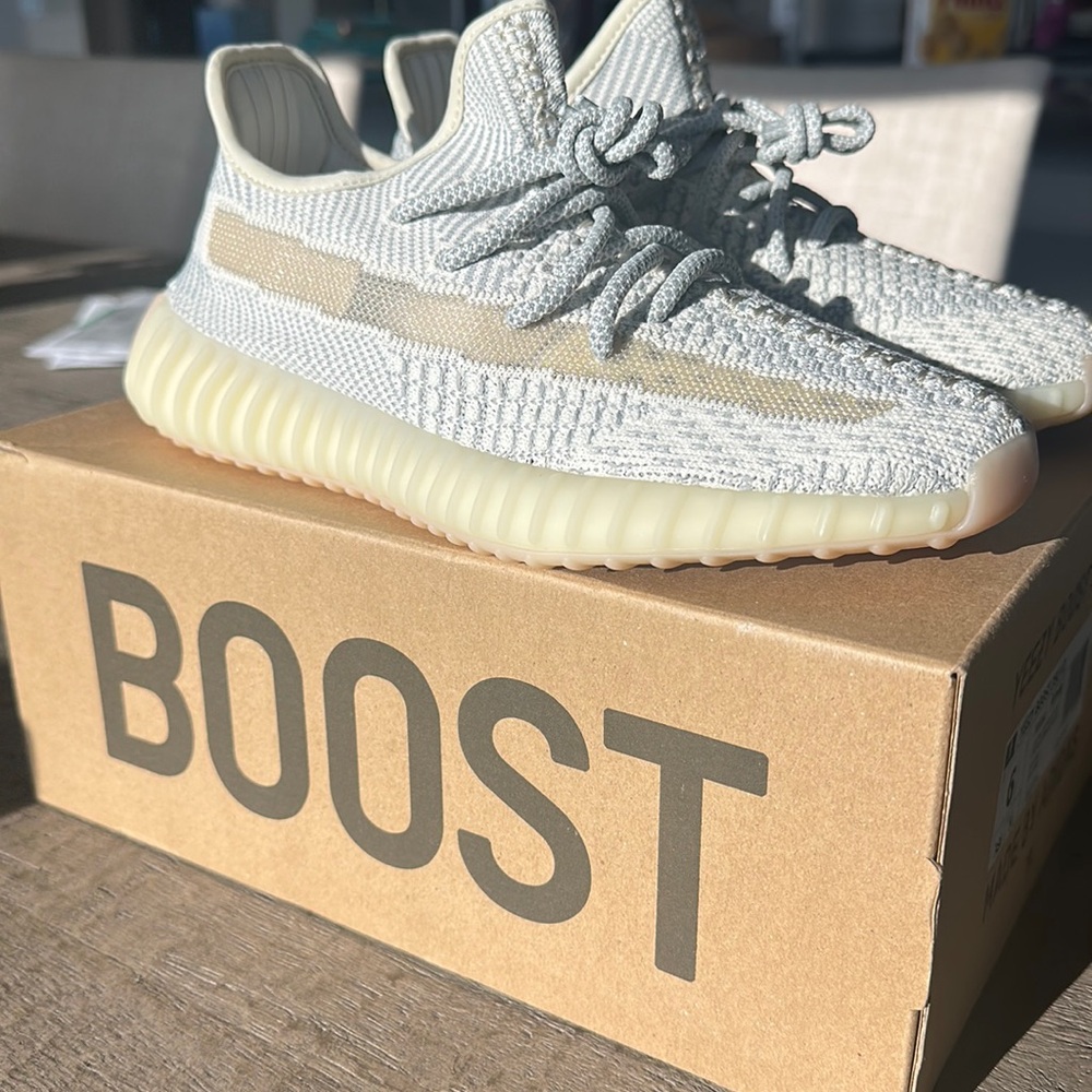 Yeezy Boost 350 V2 Size 6 NWT!